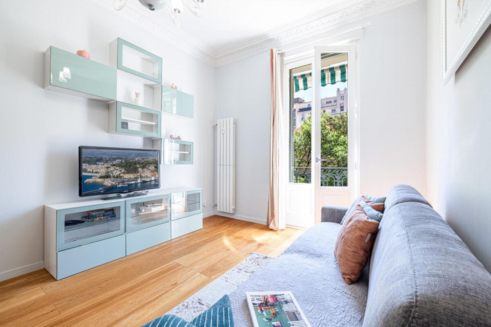 Joffre 49-d - Charming 2 Bedroom - Carre D'or Apartment